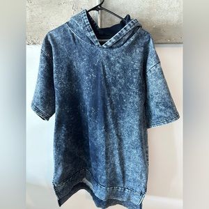 Elwood Clothing Short Sleeve Hoodie. Oversized. Blue denim acid wash.